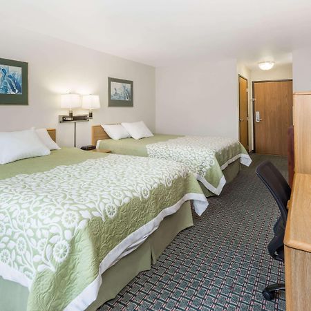 Days Inn By Wyndham Stoughton Wi. Ngoại thất bức ảnh