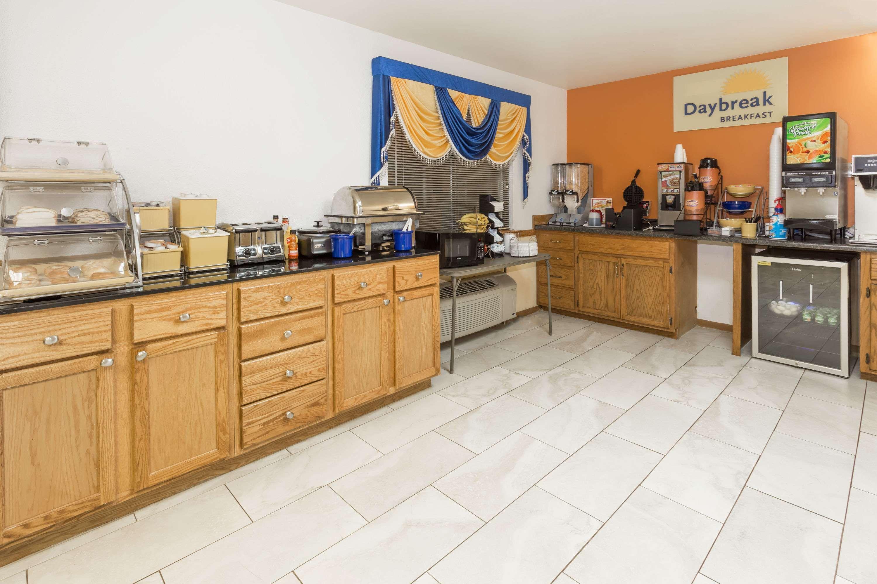 Days Inn By Wyndham Stoughton Wi. Ngoại thất bức ảnh
