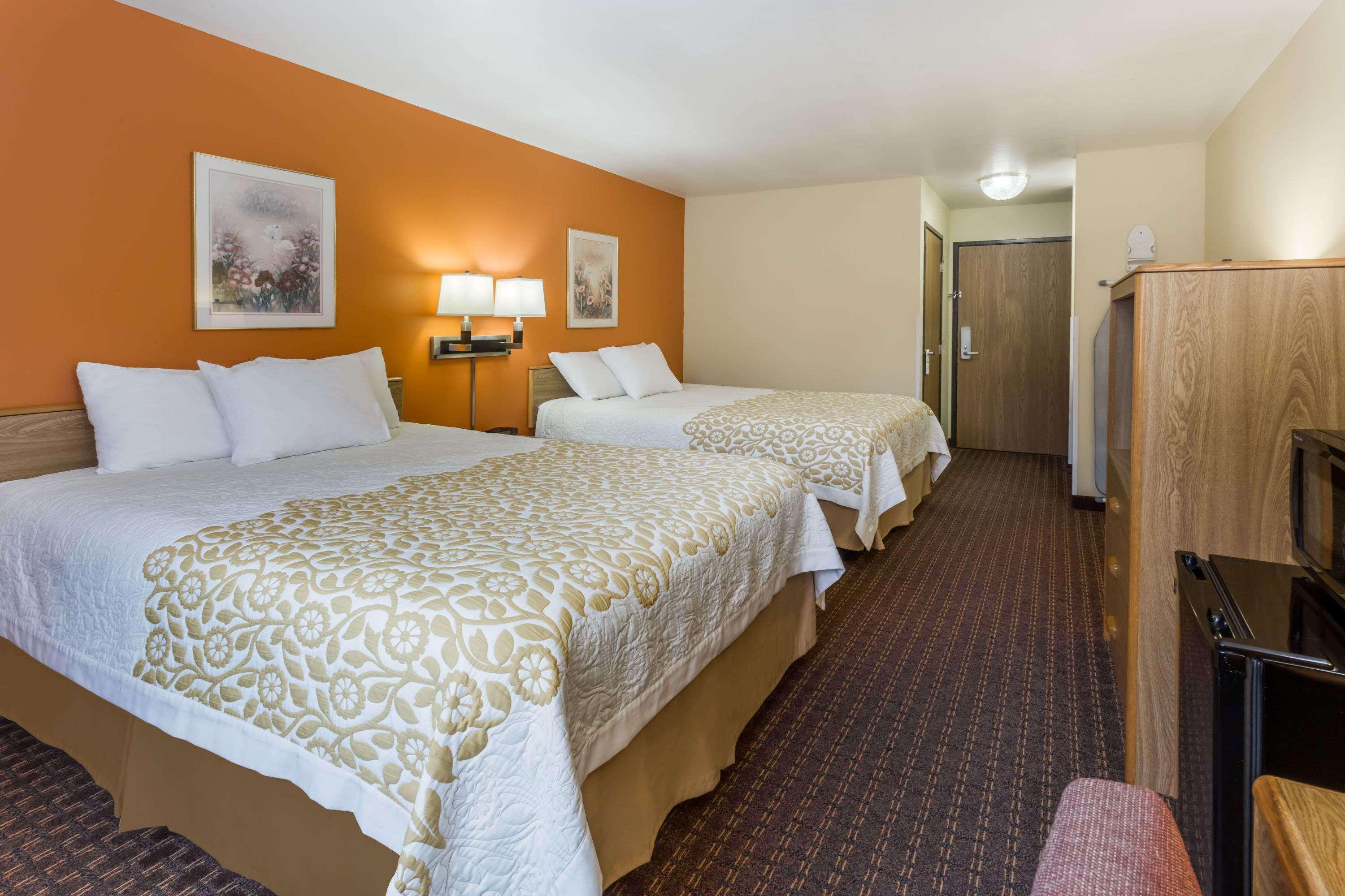 Days Inn By Wyndham Stoughton Wi. Ngoại thất bức ảnh