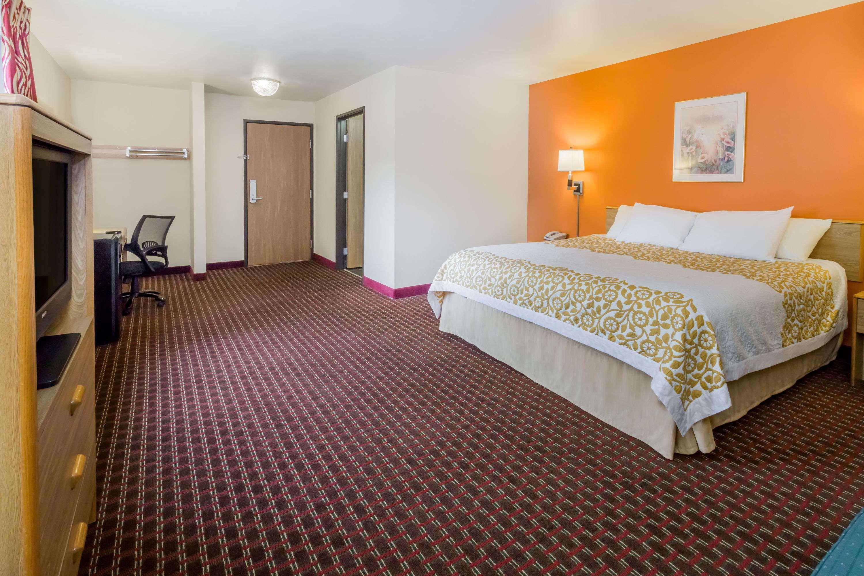 Days Inn By Wyndham Stoughton Wi. Ngoại thất bức ảnh